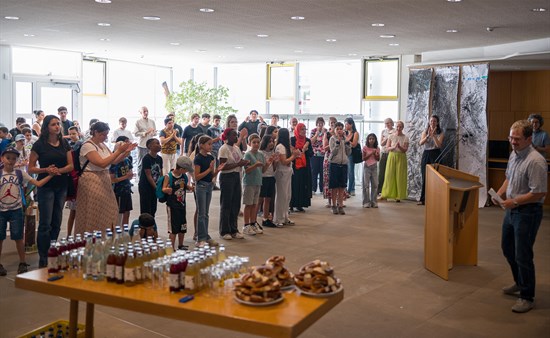 Präsident Till Haendle begrüßt die Künstlerinnen und Künstler sowie zahlreich Gäste zur Vernissage COOL Arts 2026